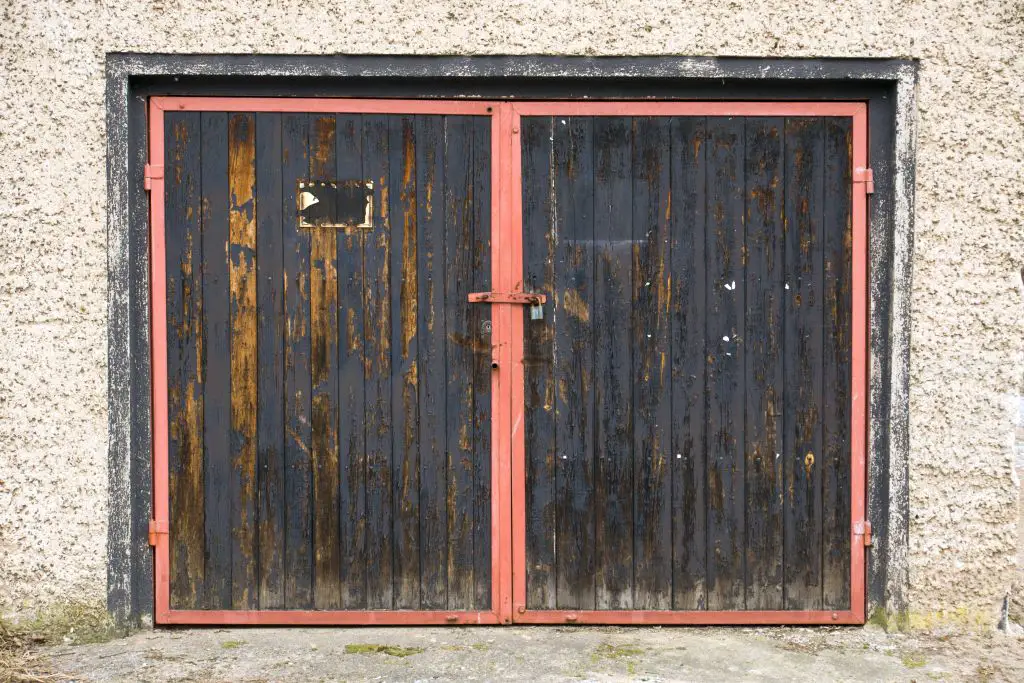 garage door old
